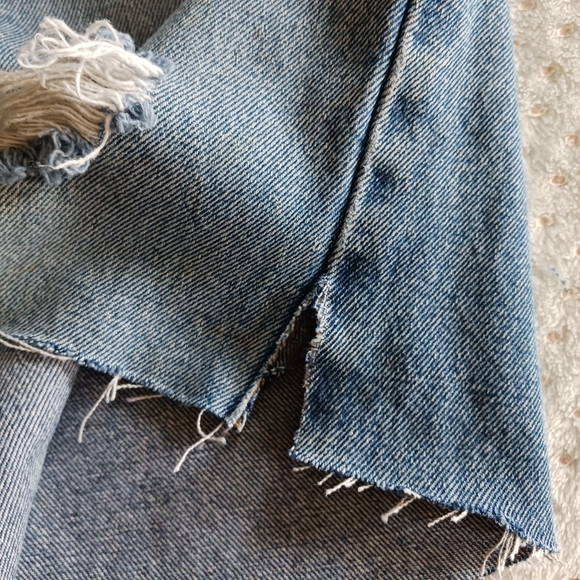 Vintage 90's Bermuda beautiful cut off Distressed Jean shorts - Picture 11 of 11